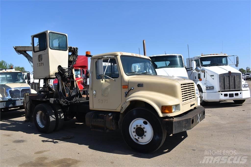 International 4700 Żurawie samochodowe