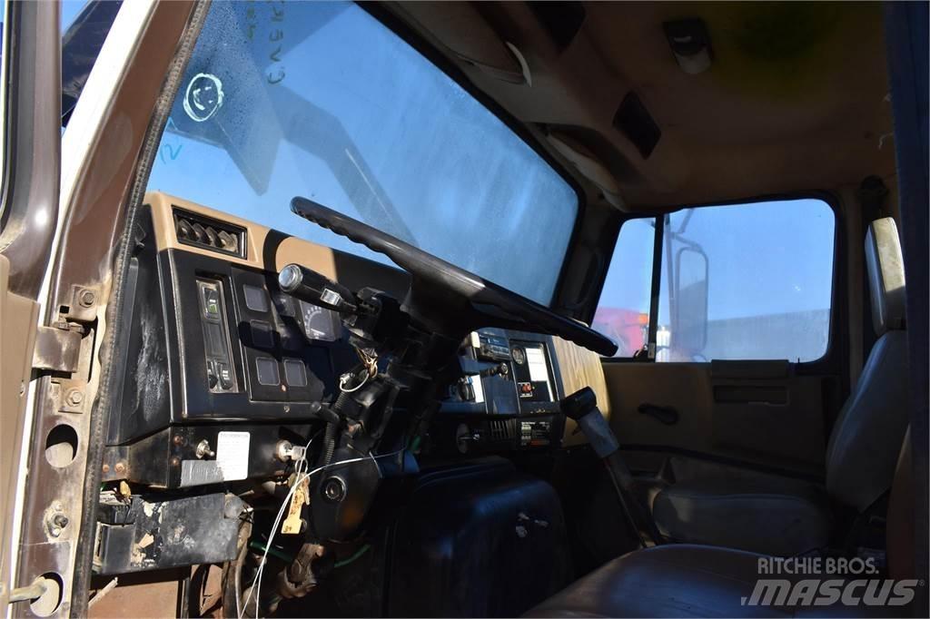 International 8200 Żurawie samochodowe