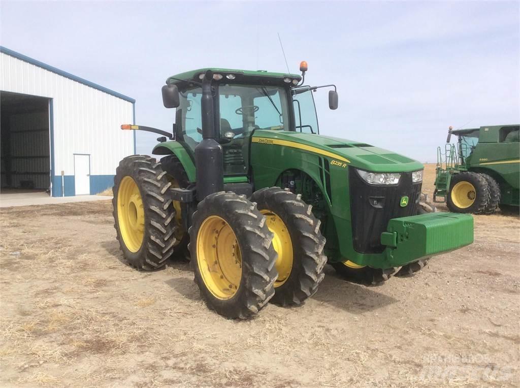 John Deere 8235R Ciągniki rolnicze