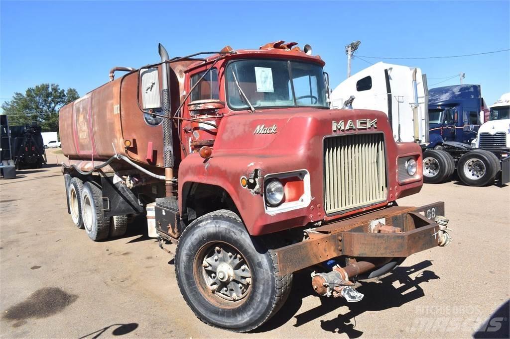 Mack DM685S Cysterna