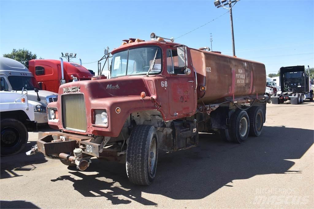 Mack DM685S Cysterna