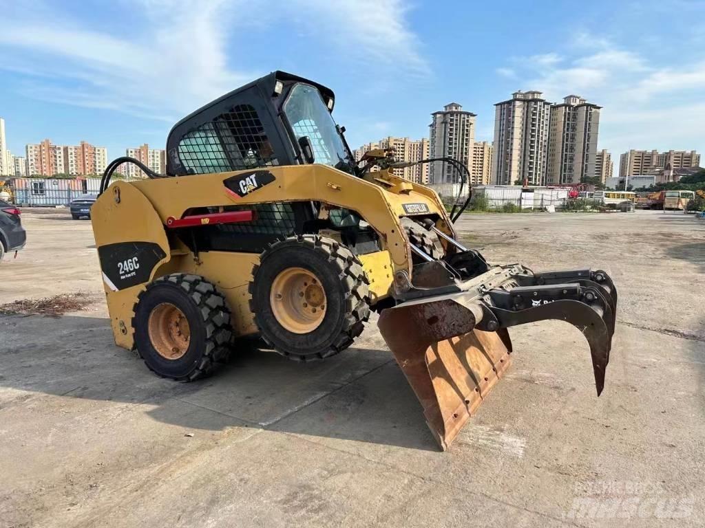 CAT 246 C Ładowarki burtowe