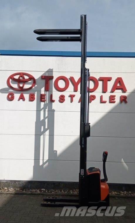 Toyota SWE120L Wózki widłowe unoszące z dyszlem