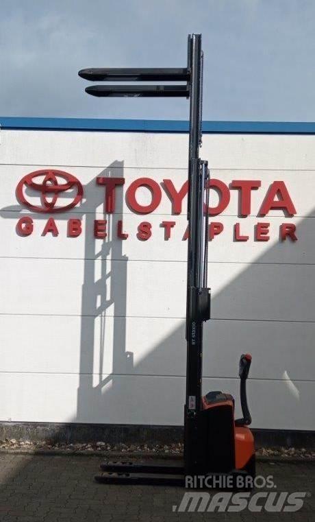 Toyota SWE120L Wózki widłowe unoszące z dyszlem