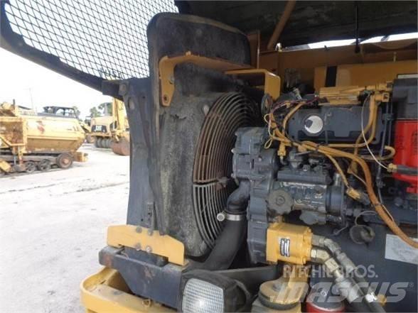 CAT PS-150C Walce ogumione