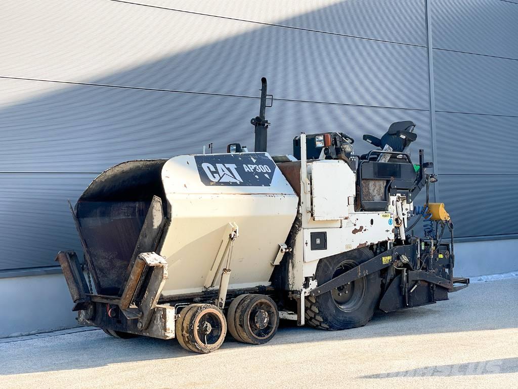 CAT AP300 Rozściełacze do asfaltu