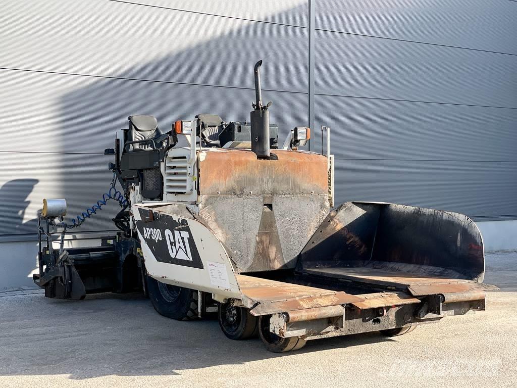 CAT AP300 Rozściełacze do asfaltu