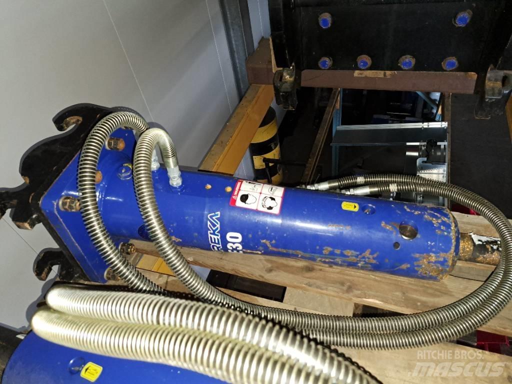 Daemo E30 with CW05 Młoty hydrauliczne