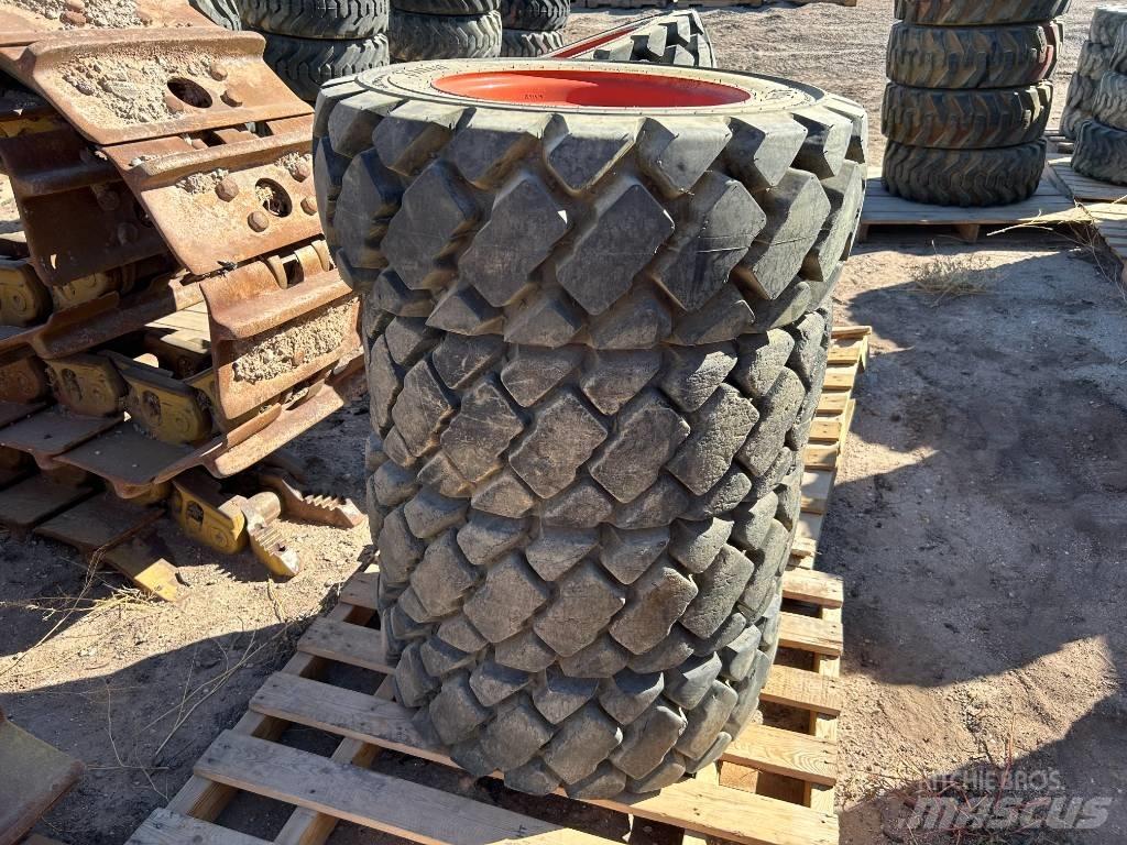 Bobcat 10x16.5 Tires Opony, koła i felgi