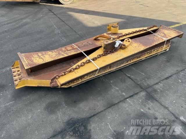 CAT 735 TAIL GATE Wozidła przegubowe