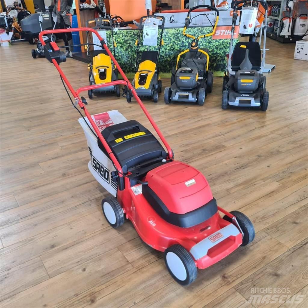 Sabo 43-EL COMPACT Kosiarki mechaniczne z operatorem za maszyną