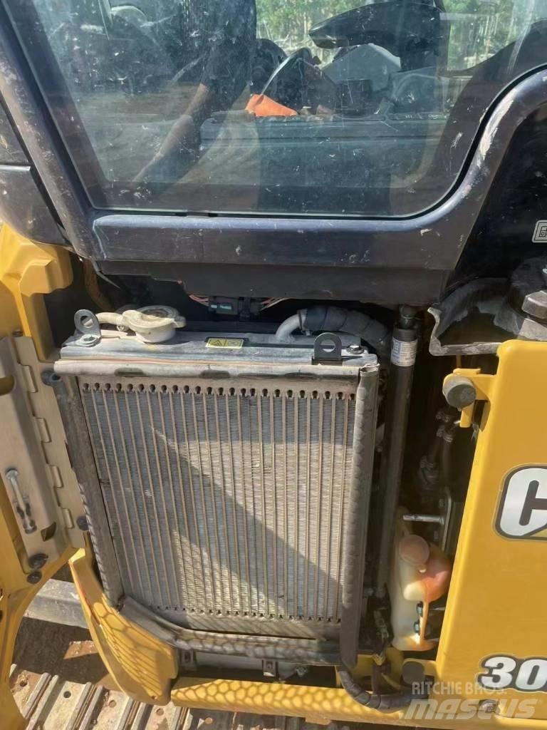 CAT 302 Minikoparki