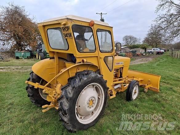 Ford 2000 TRACTOR Maszyny budowlane - Inne