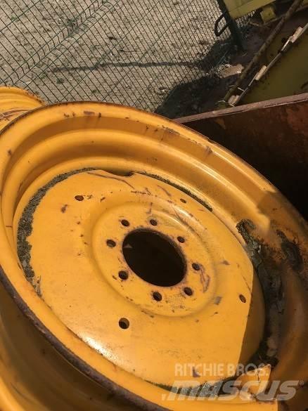  MASSEY REAR WHEEL Opony, koła i felgi
