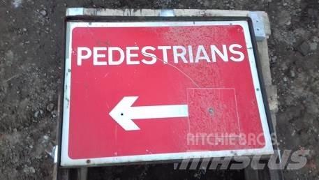  VARIOUS ROAD SIGNS Maszyny budowlane - Inne