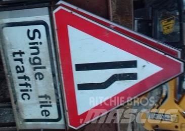  VARIOUS ROAD SIGNS Maszyny budowlane - Inne
