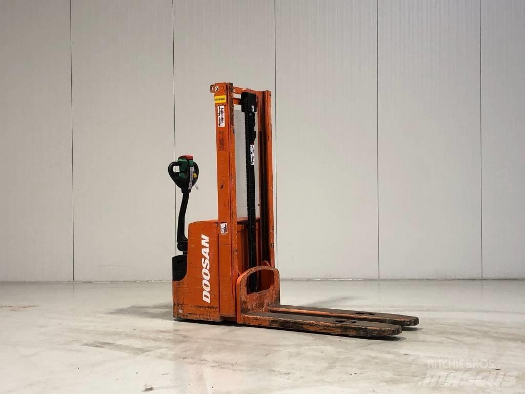 Doosan LEDS12.5C Wózki widłowe unoszące z dyszlem