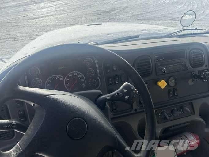 Freightliner M2-112 Samochody ciężarowe ze skrzynią zamkniętą