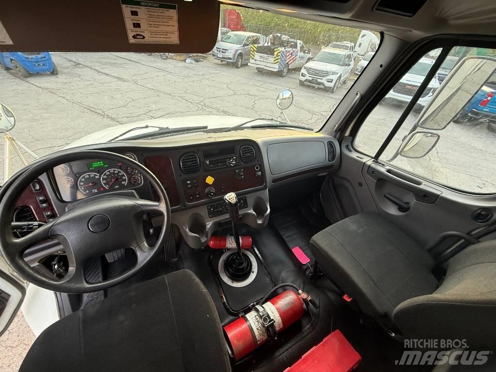 Freightliner M 106 Samochody ciężarowe ze skrzynią zamkniętą