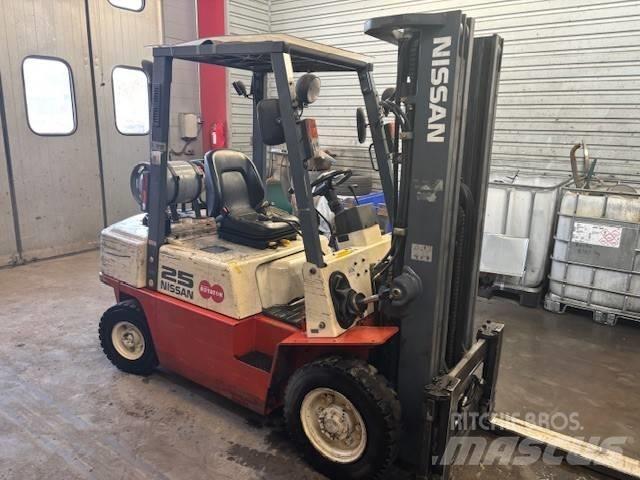 Nissan UJ02 A 25 U Wózki LPG