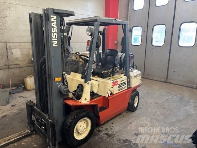 Nissan UJ02 A 25 U Wózki LPG