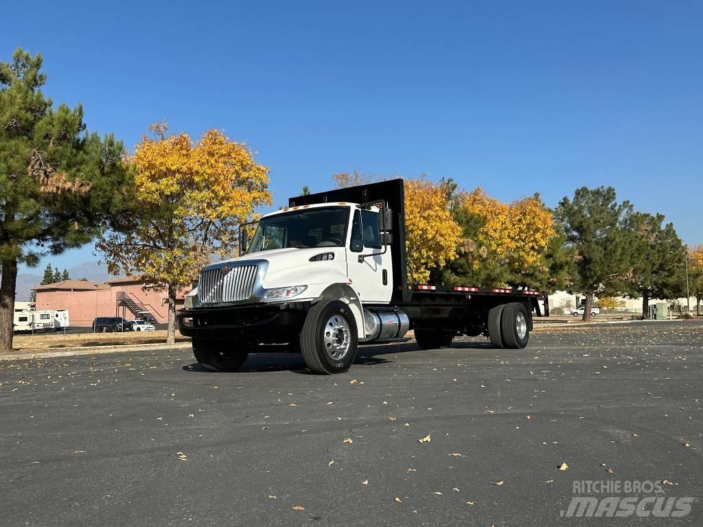 International 4300 Ciężarówki typu Platforma / Skrzynia