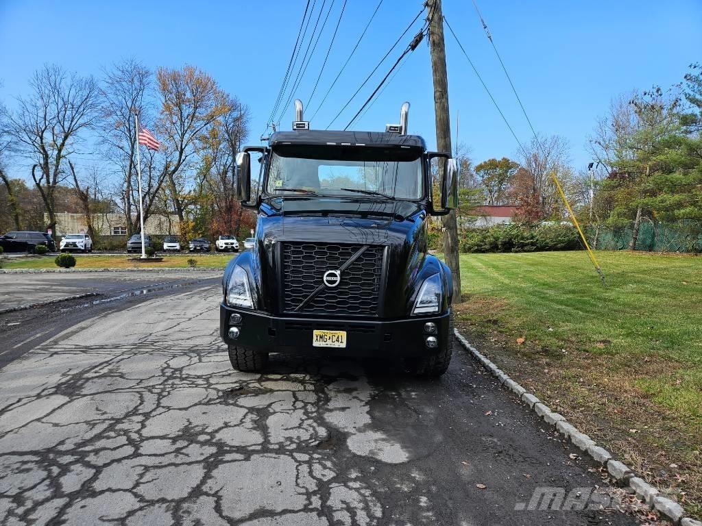 Volvo VNX 64 T300 Ciężarówki typu Platforma / Skrzynia