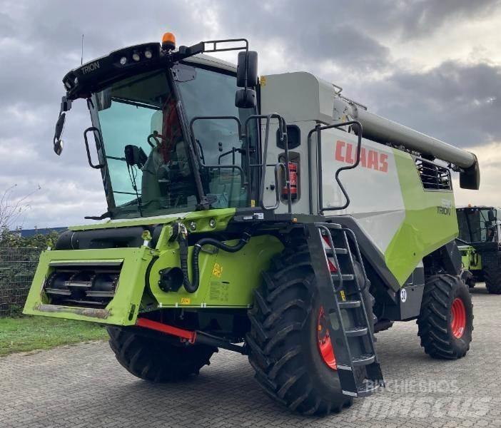 CLAAS TRION 530 Kombajny zbożowe