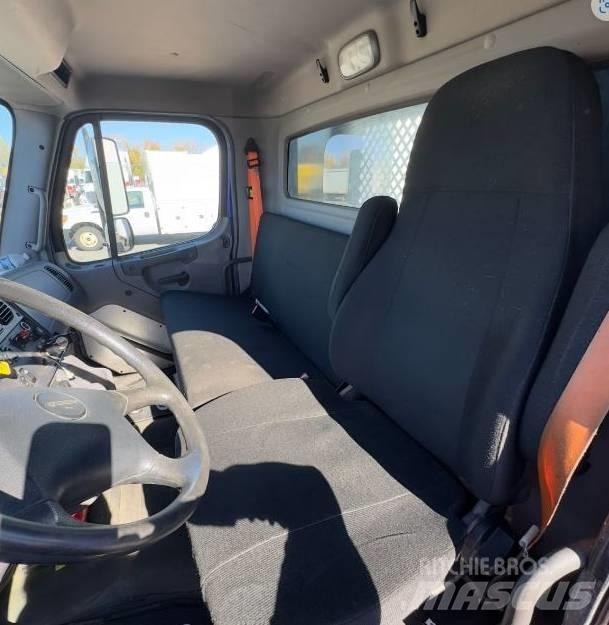 Freightliner M 106 Ciężarówki typu Platforma / Skrzynia