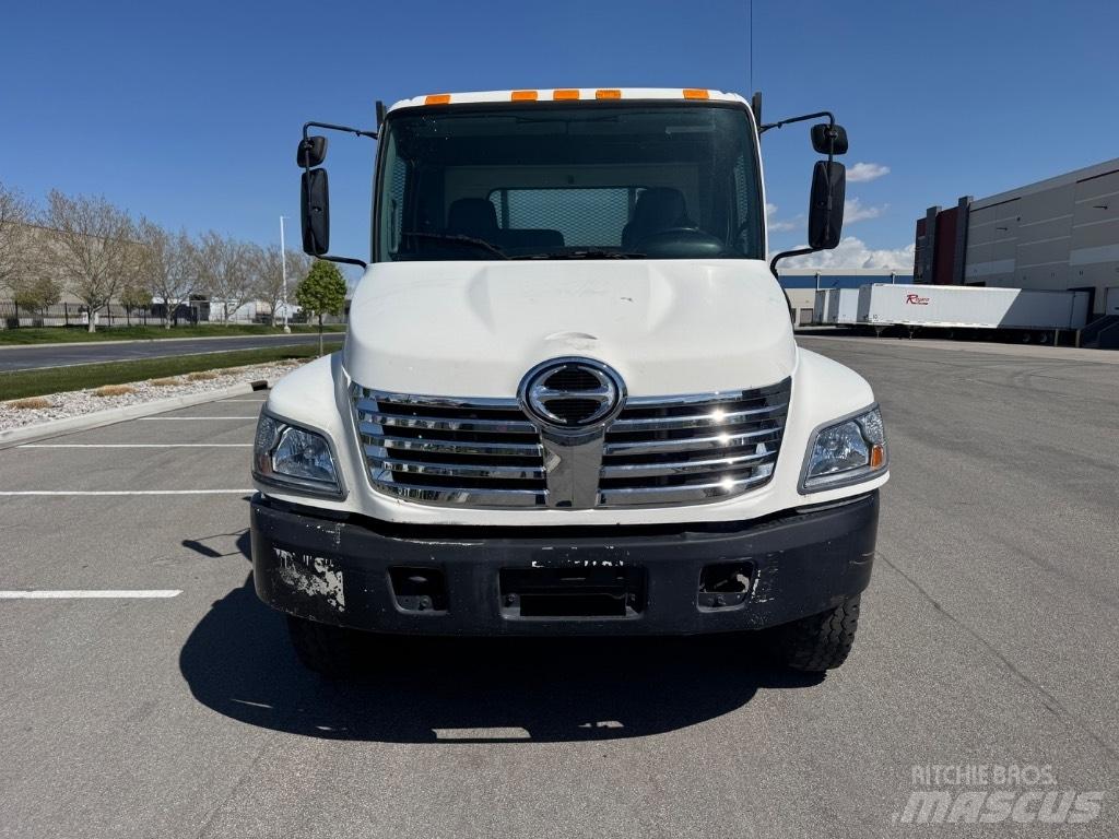 Hino 268 Ciężarówki typu Platforma / Skrzynia