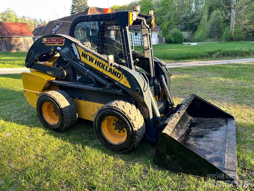 New Holland L 225 Ładowarki burtowe