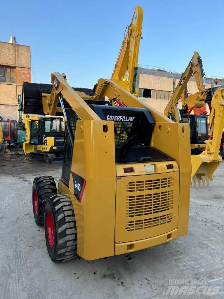 CAT 246D Ładowarki burtowe