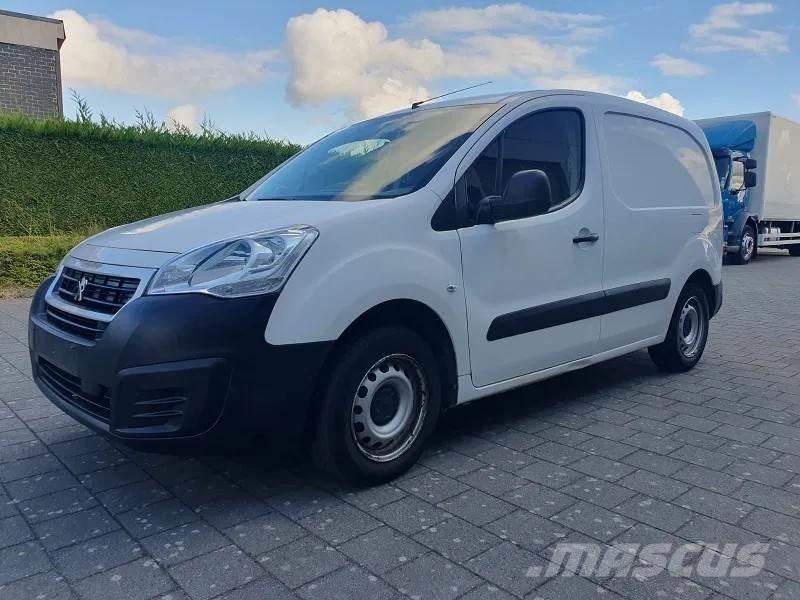 Peugeot Partner Samochody dostawcze ze skrzynią zamkniętą