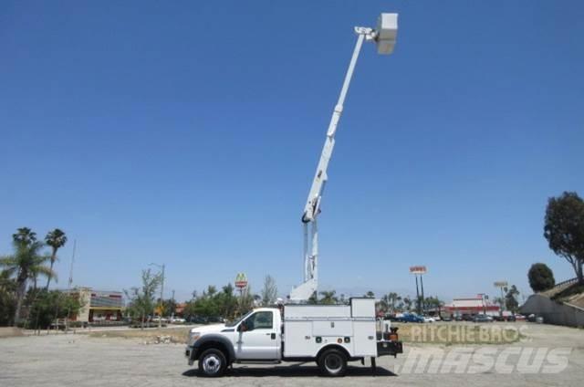 Ford F550 Samochody ratownicze pomocy drogowej