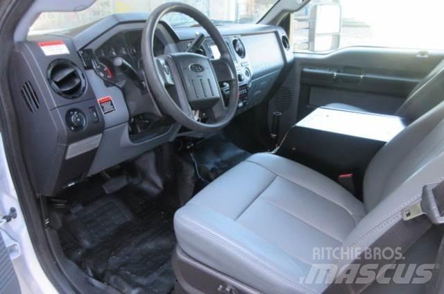 Ford F550 Samochody ratownicze pomocy drogowej