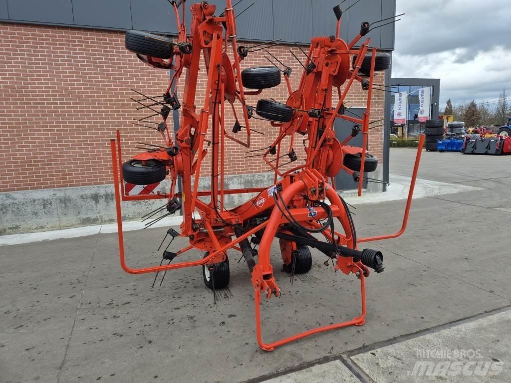 Kuhn 8702 Zgrabiarki i przetrząsacze