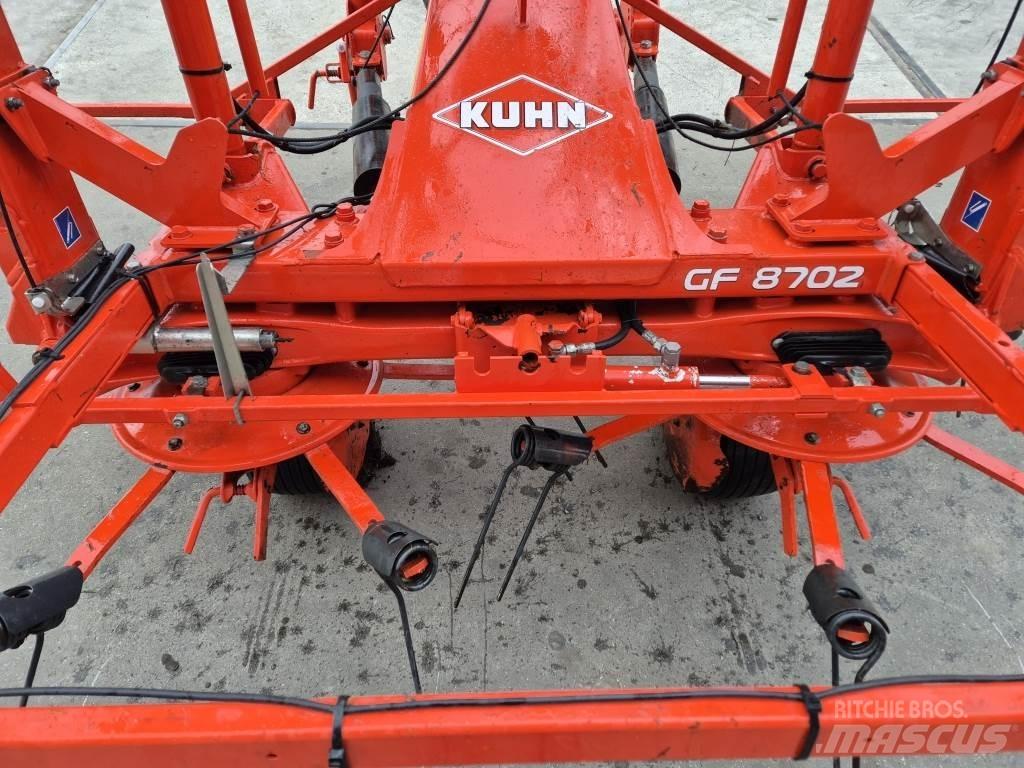 Kuhn 8702 Zgrabiarki i przetrząsacze