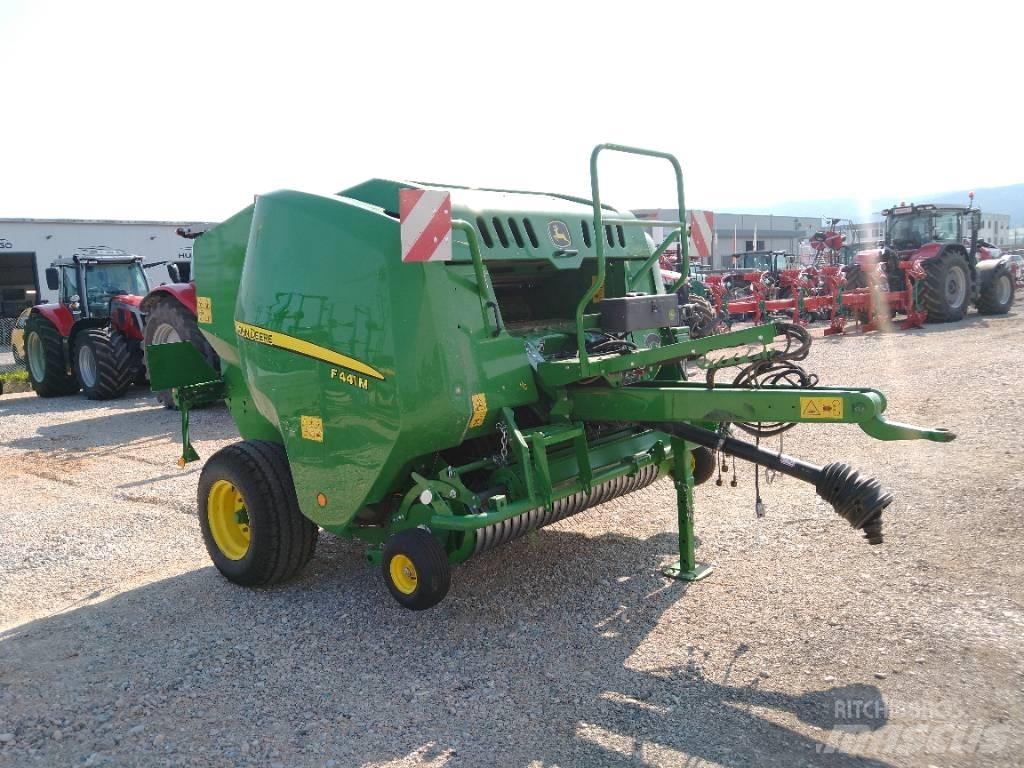 John Deere F441M Prasy zwijające
