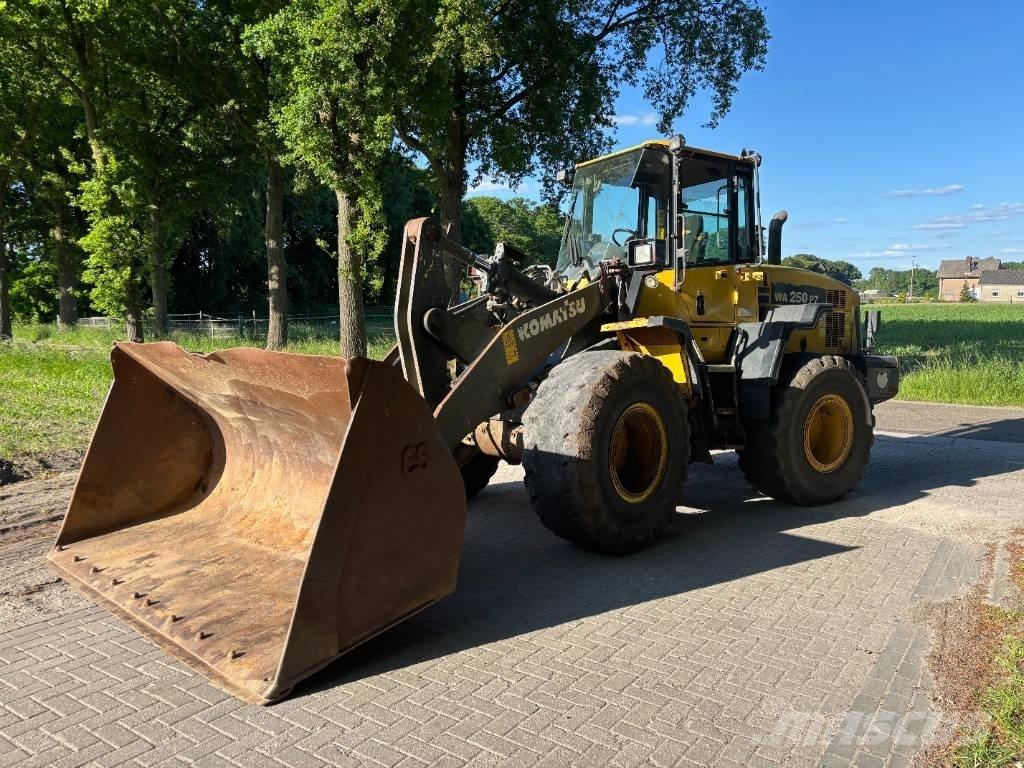 Komatsu WA250-6 Ładowarki kołowe