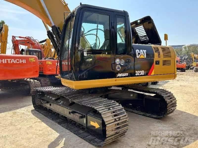 CAT 323 D Koparki gąsienicowe