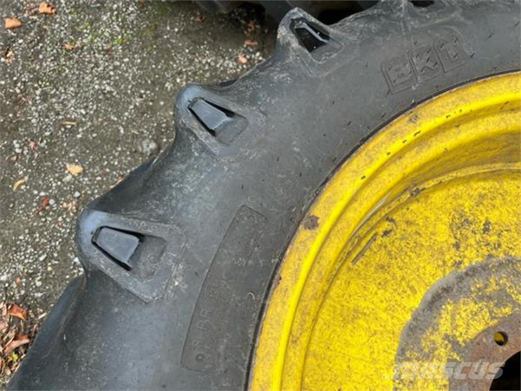 BKT 12.4-32 Opony, koła i felgi