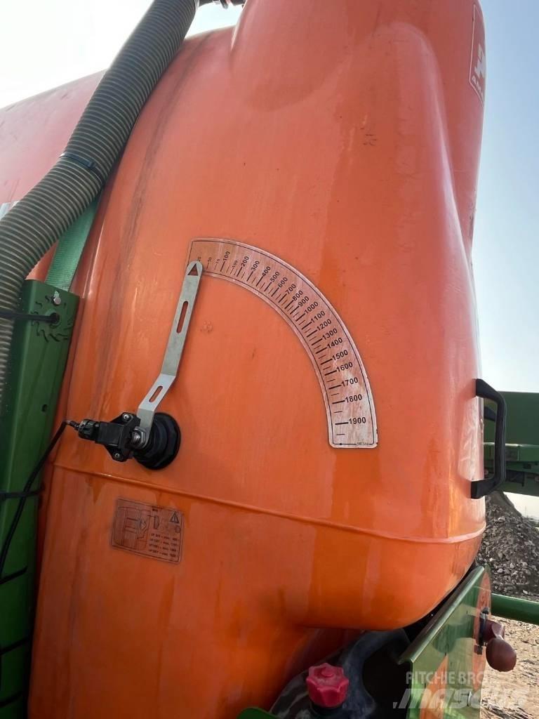 Amazone UF 1801 Zamontowane opryskiwacze