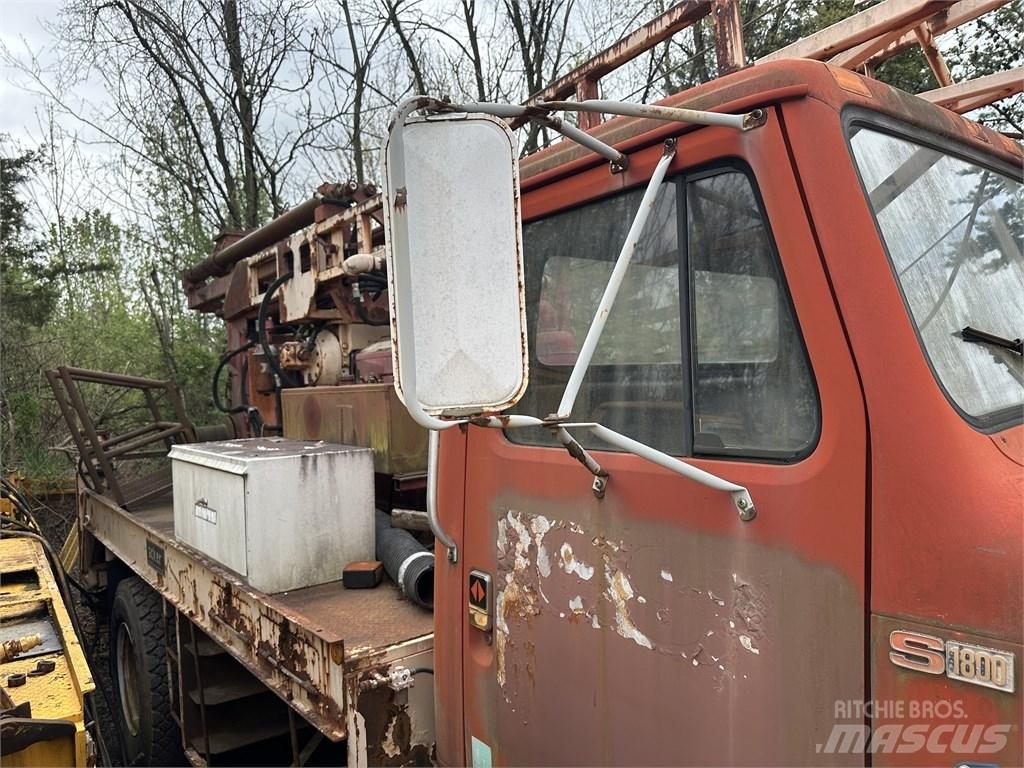 Navistar 1854 Ciężarówki typu Platforma / Skrzynia