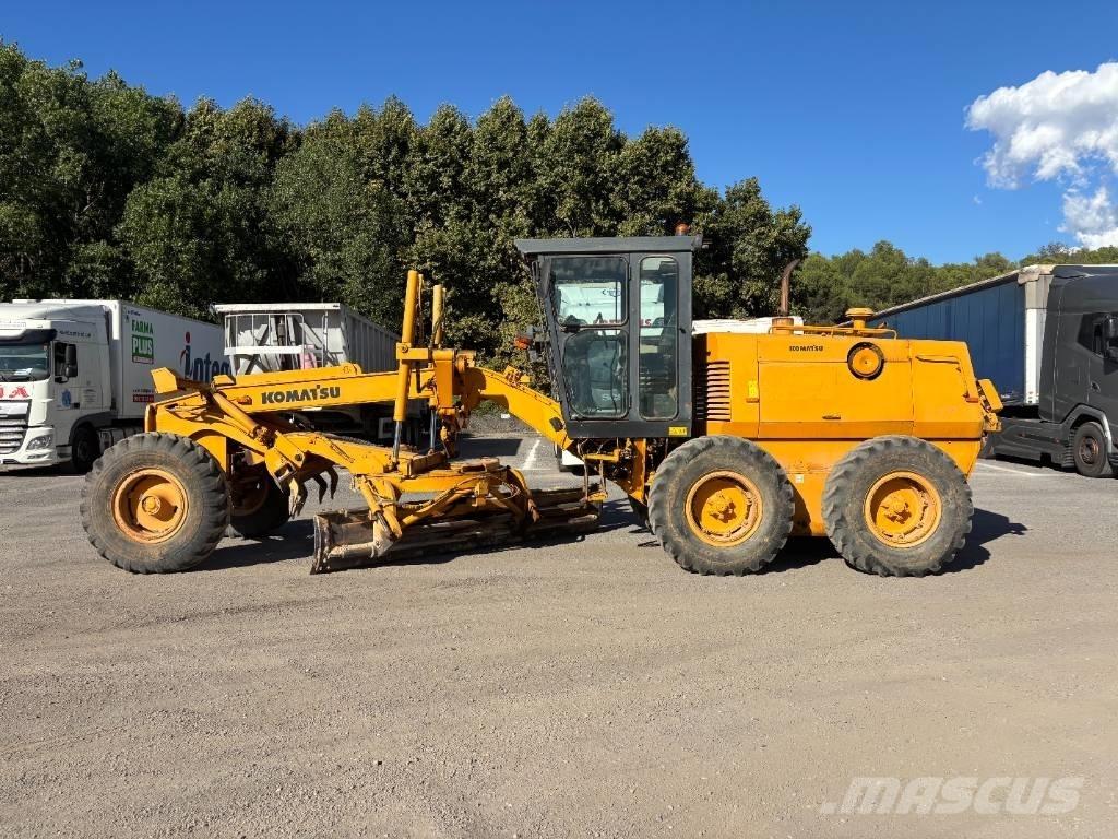 Komatsu GD 530 A Równiarki