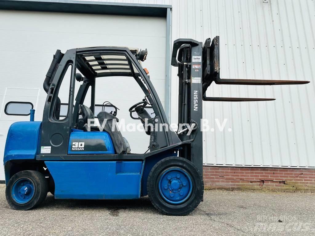 Nissan FGD 02A-300 Wózki Diesla