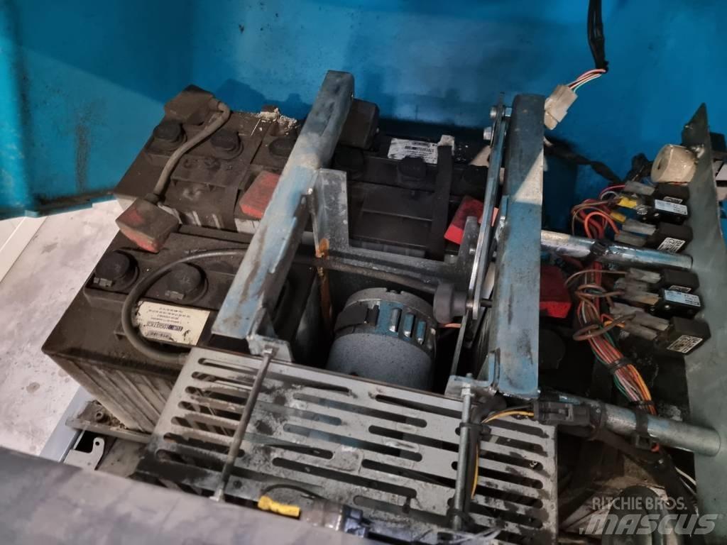 Tennant S12 Zamiatarki - Zgarniarki - Odśnieżarki