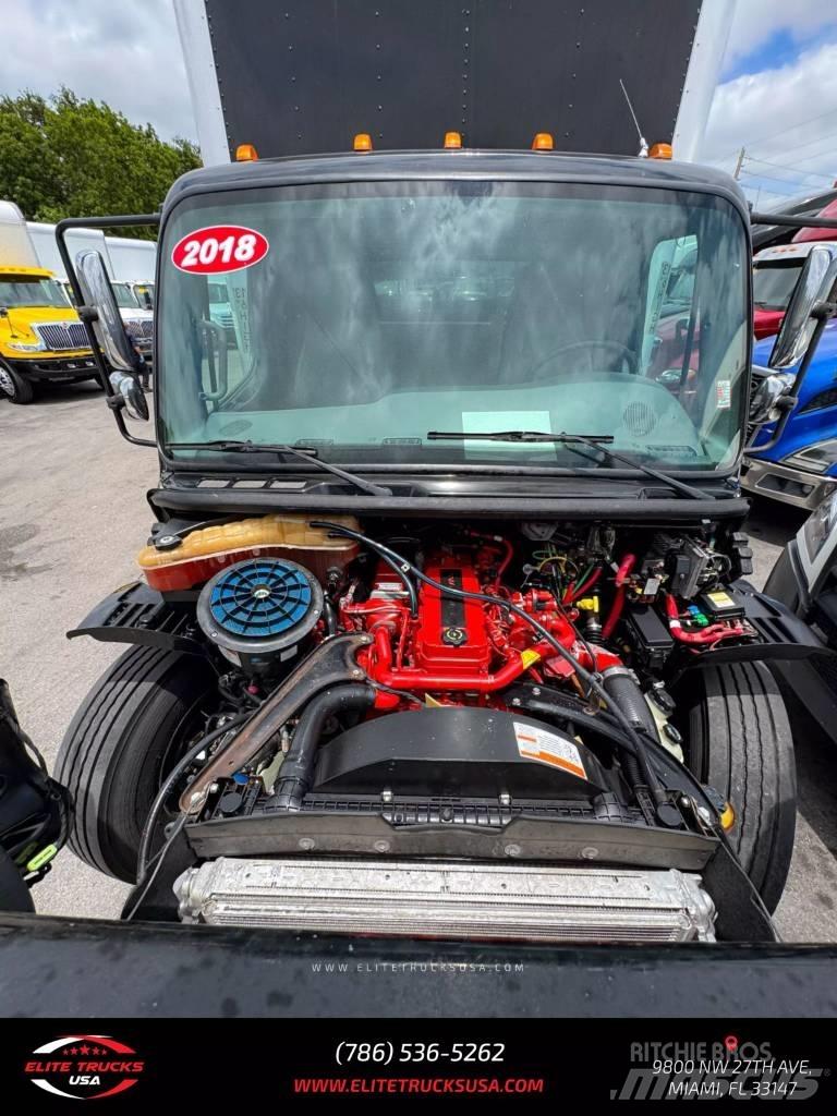 Freightliner M106 Samochody ciężarowe ze skrzynią zamkniętą