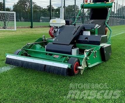 Dennis Pro34R Kosiarki mechaniczne z operatorem za maszyną