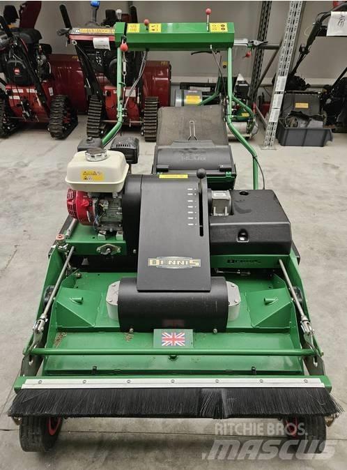 Dennis Pro34R Kosiarki mechaniczne z operatorem za maszyną