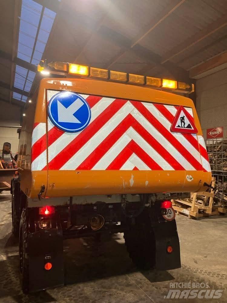 Mercedes-Benz unimog Zamiatarki - Zgarniarki - Odśnieżarki